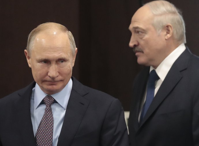Lukašenko sa drží pri moci najmä vďaka Putinovej podpore. On zase od neho odkukal nekonečné kandidovanie za prezidenta. Foto - TASR/AP