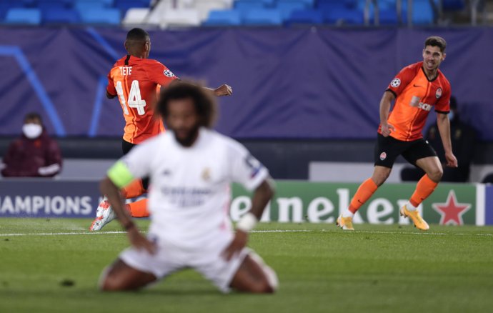 Futbalisti Šachtaru po góle Realu Madrid. Foto - TASR/AP (Manu Fernandez)