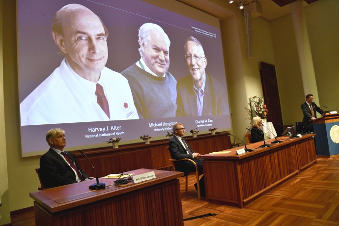 Zľava doprava laureáti Nobelovej ceny: Američan Harvey Alter, Brit Michael Houghton a Američan Charles Rice Foto – TASR/AP