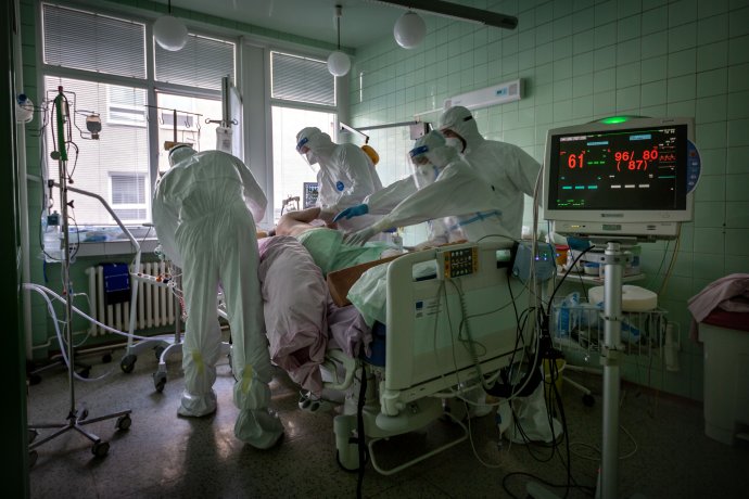 Zdravotníci na covidovom ARO trenčianskej nemocnice pomáhajú pacientovi s covidom-19, ktorý needokáže sám dýchať. Foto N - Tomáš Benedikovič