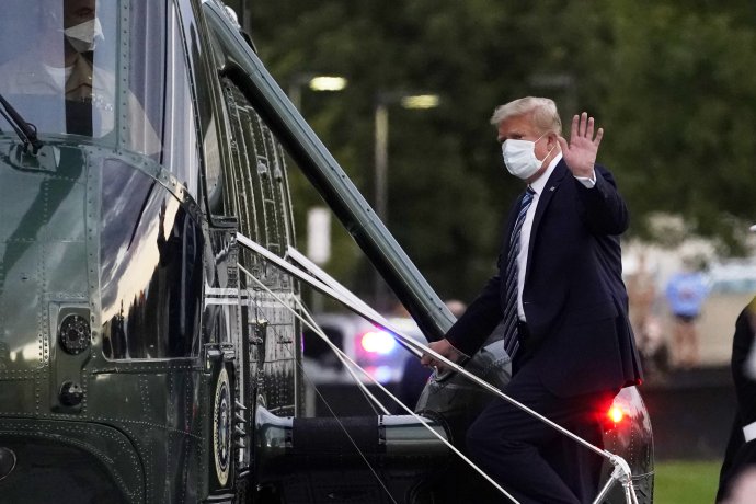 Trump pri odchode z nemocnice. Foto - AP/TASR