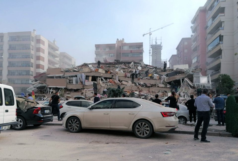 Ľudia prehľadávajú trosky v tureckom meste Izmir. Foto - tasr/ap