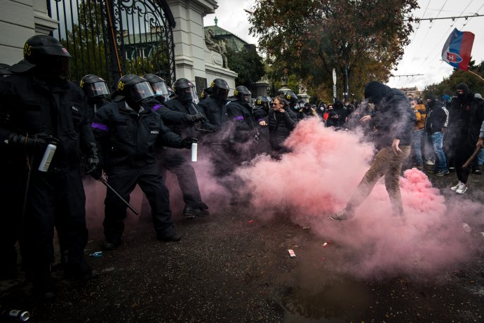 Pred mesiacom na proteste pred úradom vlády najskôr polícia nechala aj agresívnych demonštrantov protestovať, potom na nich použila slzný plyn a vodné delo. Foto N - Vladimír Šimíček