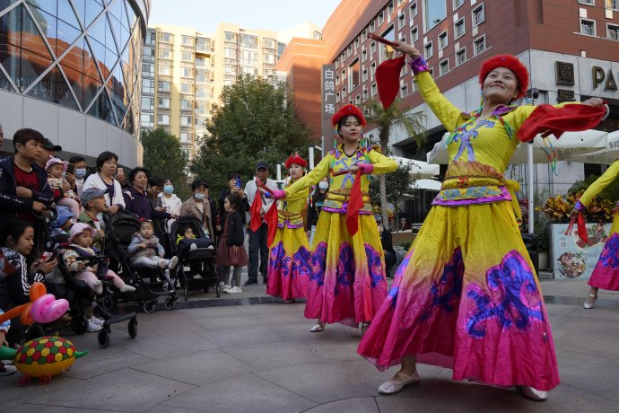 Tanečníci tancujú pre turistov v Pekingu počas Zlatého týždňa, ktorý sa začal prvého októbra. Foto - tasr/ap