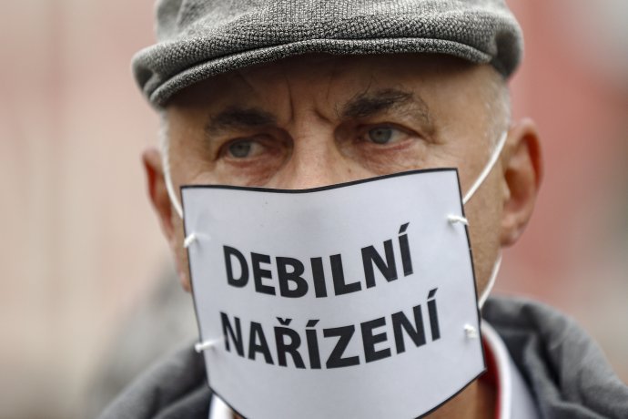 Demonštrant, ktorý v stredu v Prahe protestoval proti opatreniam. Foto - TASR/AP