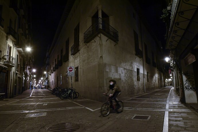 Prázdna ulica v španielskej Pamplone po tom, ako premiér Sánchez vyhlásil nočný zákaz vychádzania. Ilustračné foto -TASR/AP
