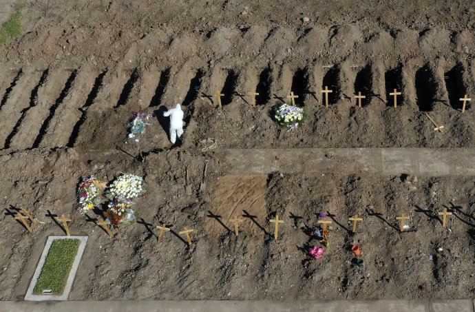 Čerstvo vykopané hroby pre obete COVID-19 v argentínskom Buenos Aires v júli 2020. Foto - TASR/AP