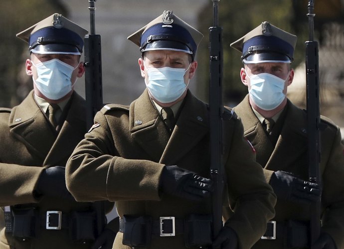 Čestná stráž poľského prezidenta. Foto - TASR/AP