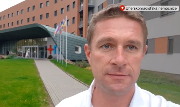Jan Novák strávil týždeň ako dobrovoľník v nemocnici v Uherskom Hradišti. Reprofoto - N