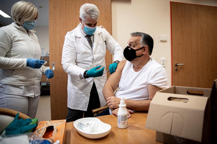 Viktor Orbán pri očkovaní proti chrípke. Foto - FB