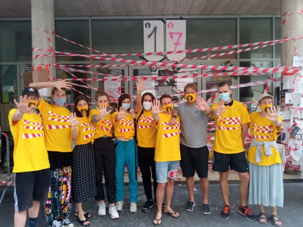 Študenti bránia univerzitu pred orbánovcami už viac ako mesiac, podporili ich aj svetoví umelci