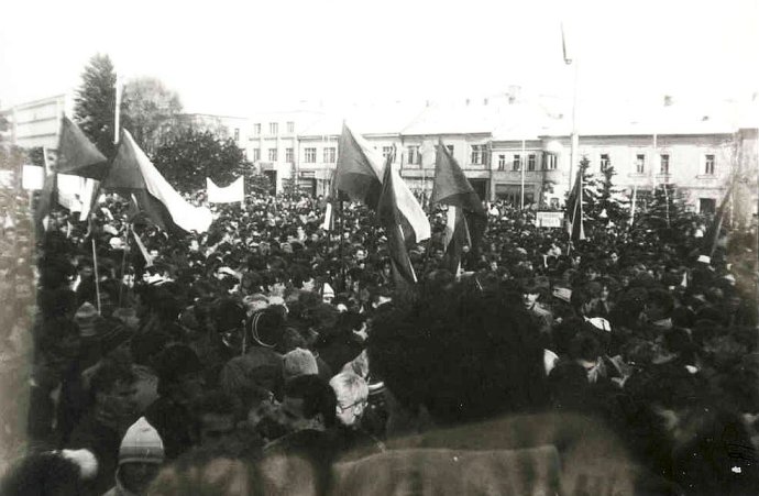 Zvolenské námestie počas generálneho štrajku 27. novembra 1989. Foto - fond Lesníckeho a drevárskeho múzea Zvolen