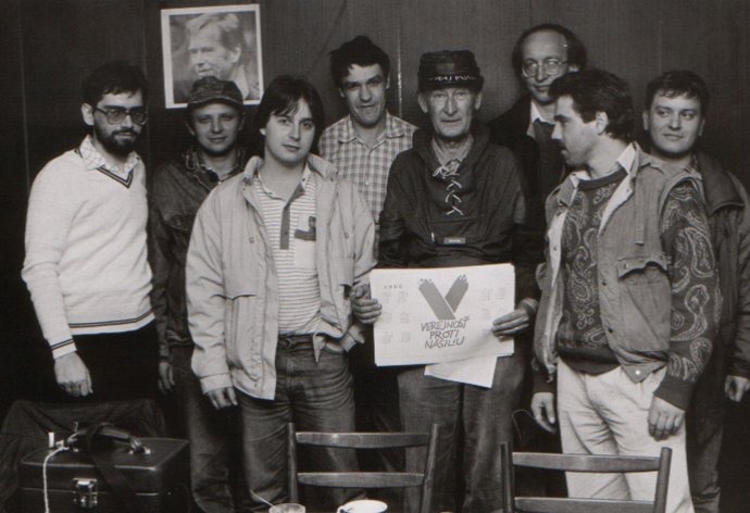 Milan Galanda (úplne vľavo) počas revolúcie v roku 1989. Foto - archív Milana Galandu