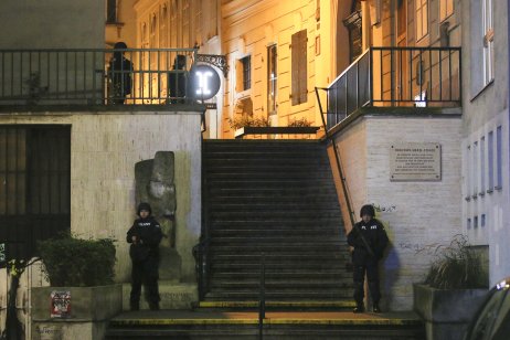 Polícia stráži oblasť neďaleko Viedenskej synagógy.  Foto - tasr / ap