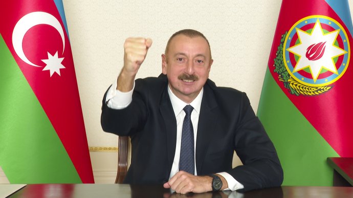 Azerbajdžanský prezident Aliev vyvolal vojnu a zvrátil krízu. Po územných ziskoch sa nikto nesťažuje na korupciu a nezvládnutú koronakrízu. Foto - TASR/AP