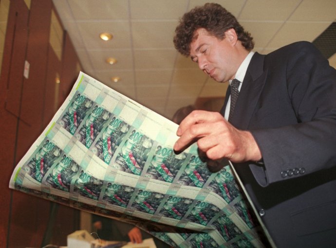 Vladimír Masár s hárkom novovytlačených 200-korunových bankoviek. Foto - TASR
