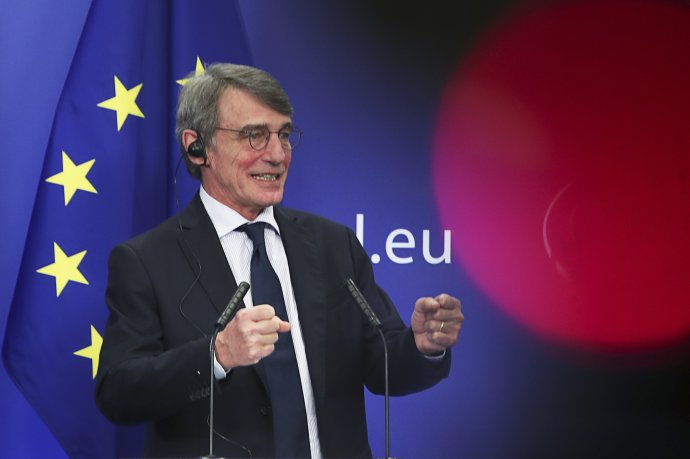 Predseda Európskeho parlamentu David Sassoli oznamuje dohodu o rozpočte. Foto - TASR/AP