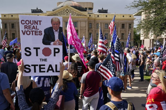 Protest pred štátnym kapitolom vo Pheonixe, hlavnom meste Arizony. Foto - tasr/ap