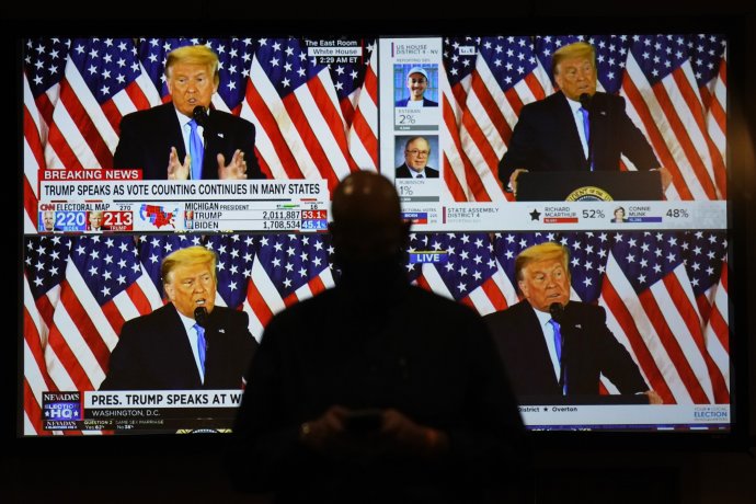 Donald Trump sa označil za víťaza ešte skôr, ako bol jasný výsledok. Foto - TASR/AP