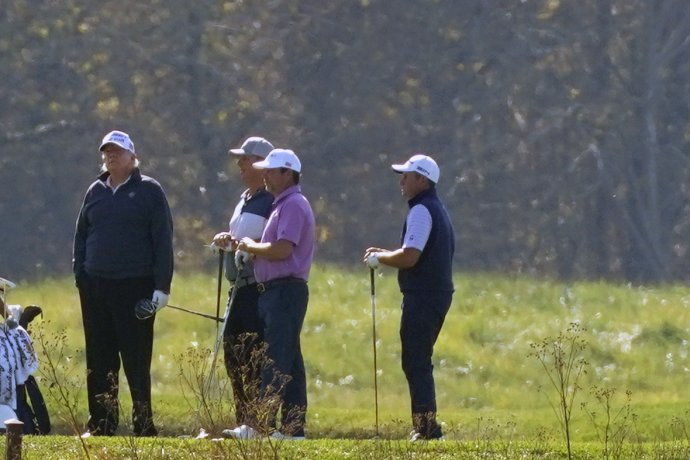 Trumpa na golfovom ihrisku odfotila agentúra AP. Foto - TASR/AP