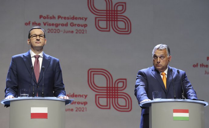Poľský a maďarský premiér - Mateusz Morawiecki a Viktor Orbán. Foto – TASR/AP
