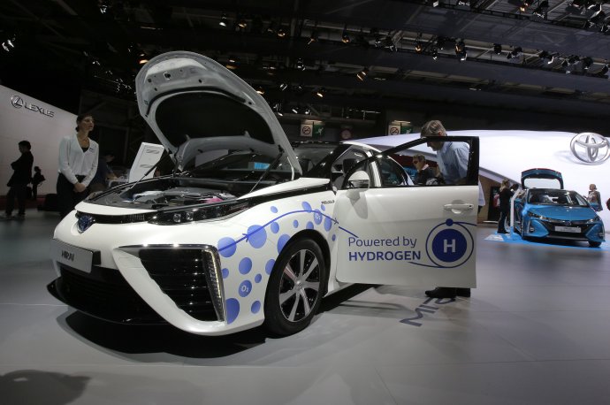 Toyota je jedna z posledných veľkých automobiliek, ktorá ešte vyvíja osobné autá na vodík. Väčšina iných s ním už nepočíta. Foto - TASR/AP
