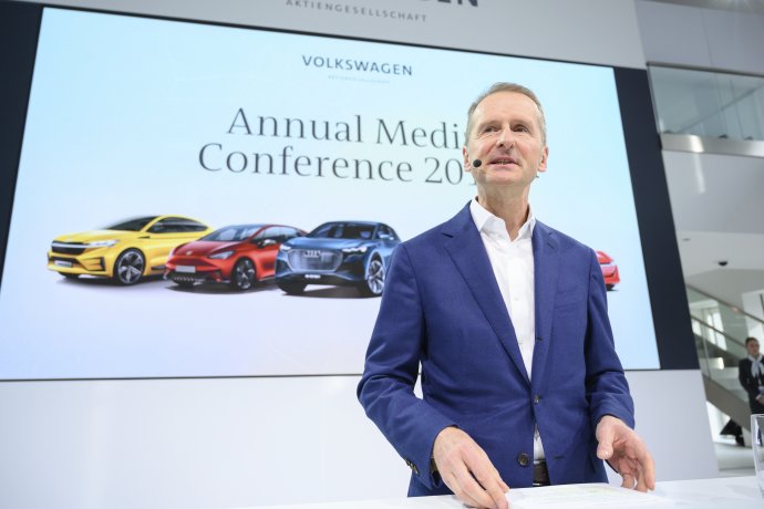 Šéf koncernu Volkswagen Herbert Diess považuje za najlepšie riešenie prideliť výrobu VW Passat a Škody Superb Bratislave. Archívne foto - TASR/AP