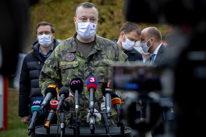 Uniformy pred novinármi aktuálne nosí len minister práce. Foto N - Tomáš Benedikovič