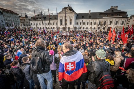 Dav pred Prezidentským palácom. Foto N – Tomáš Benedikovič