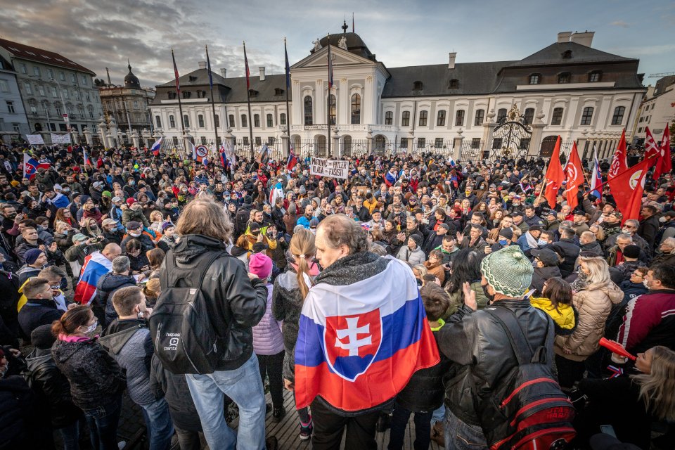 Dav pred Prezidentským palácom. Foto N - Tomáš Benedikovič