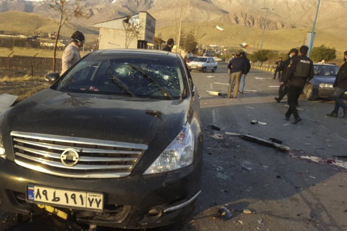 Krvavá stopa na ceste vedľa osobného auta po atentáte na popredného iránskeho jadrového fyzika Mohsena Fachrízádeho. Foto - TASR/AP