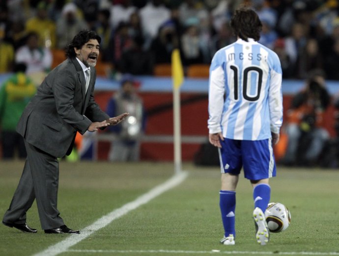 Tréner Diego Maradona a jeho zverenec Lionel Messi. Foto - TASR/AP