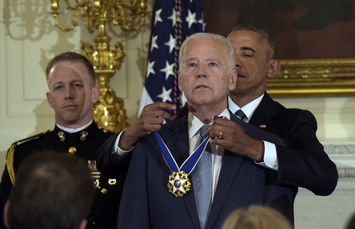 Barack Obama udelil na konci svojho funkčného obdobia Bidenovi Prezidentskú medailu, najvyššie civilné vyznamenanie v USA. Foto - TASR/AP