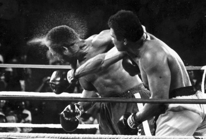 Na archívnej snímke z 30. októbra 1974 Muhammad Ali (vpravo) udiera svojho súpera Georgea Foremana. Foto - TASR/AP