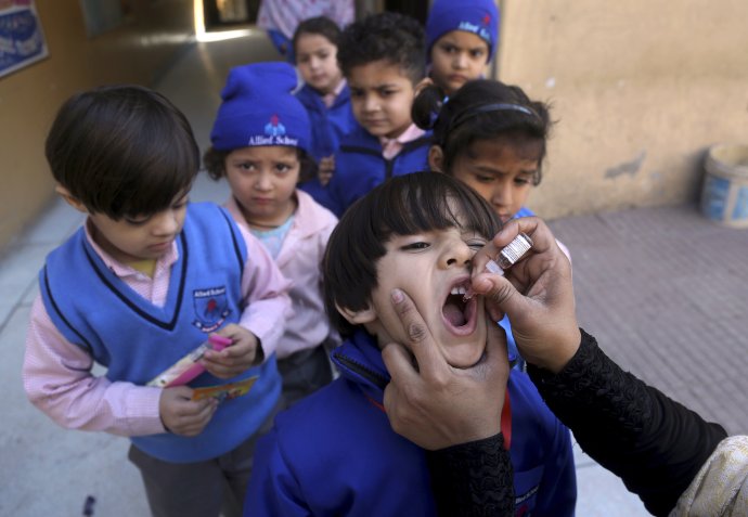 Sestrička očkuje pakistanské deti proti obrne. Foto – TASR/AP