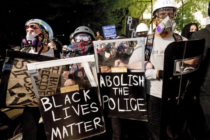 Demonštranti v americkom Portlande. Foto - TASR/AP