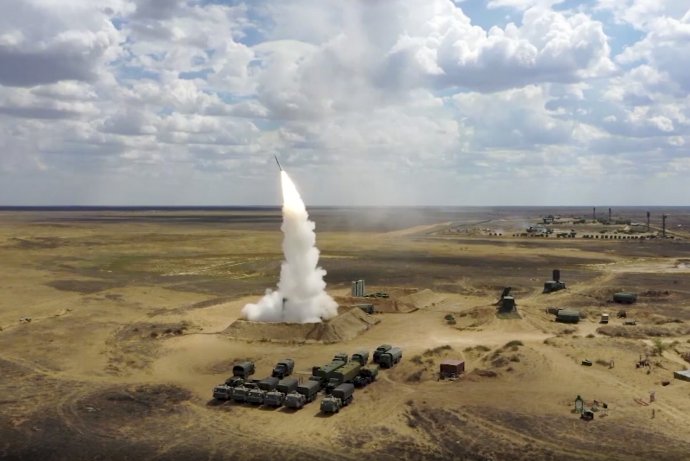 Štart strely z raketového systému v ruskom výcvikovom centre bojovej prípravy protilietadlových raketových vojsk. Foto – TASR/AP