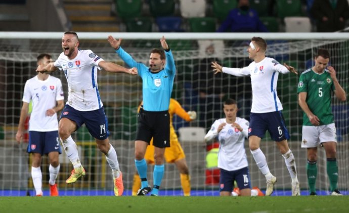 Slovenskí futbaloví reprezentanti Norbert Gyömbér, Milan Škriniar, Ľubomír atka a Ján Gregu sa tešia po výhre nad Severným Írskom. Foto - TASR/AP