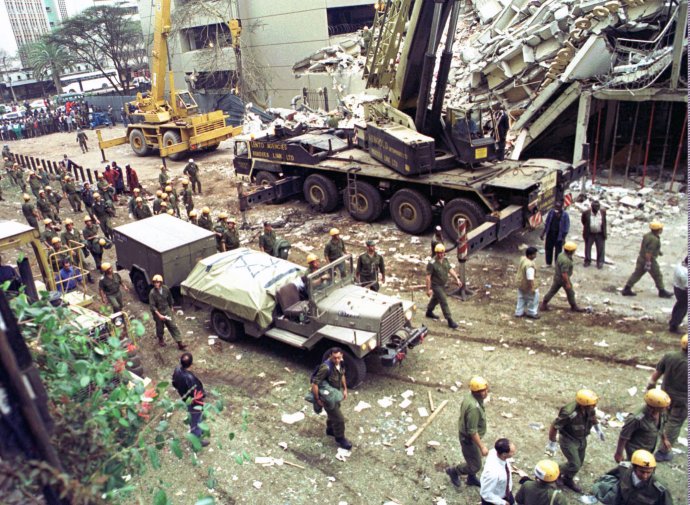 Okolie americkej amabasády v Nairobi po teroristickom útoku v roku 1998. Zorganizoval ho al-Masri. Foto - TASR/AP