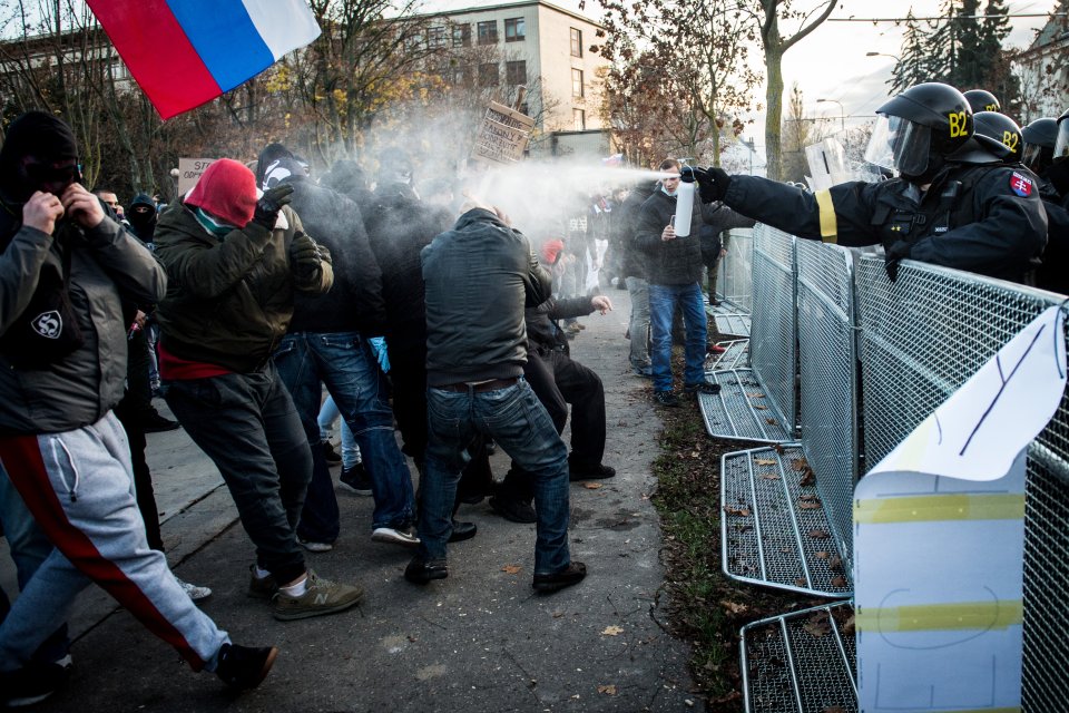 Zásah polície pred úradom vlády. Foto N - Vladimír Šimíček