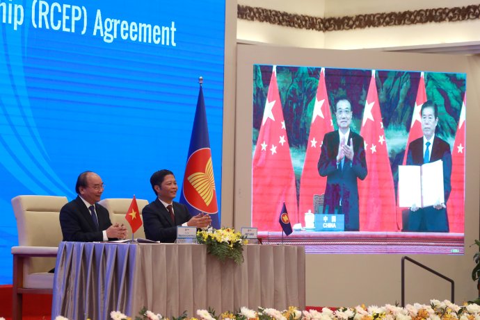 Vietnamskí a čínski predstavitelia počas virtuálnej ceremónie podpisu nového obchodného partnerstva. Foto - TASR/AP