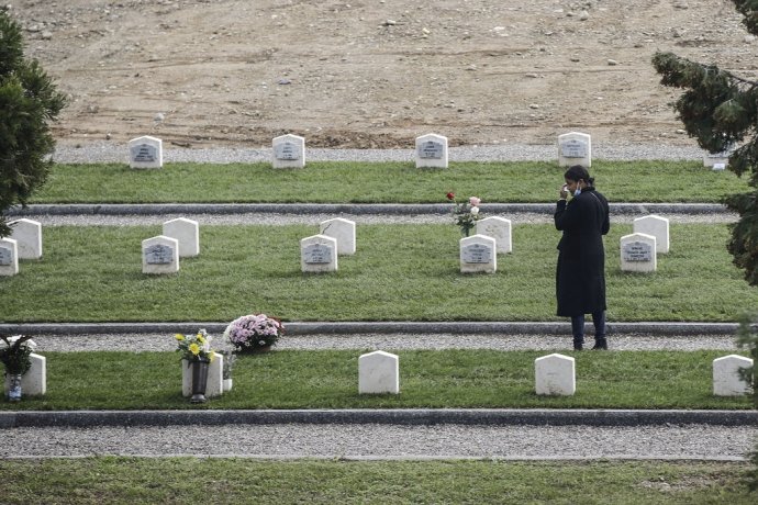 V masovom hrobe v Miláne sú obete COVID-19 označené malým bielym náhrobkom. Ilustračné foto: TASR/AP