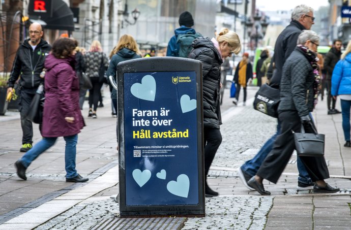 Nebezpečenstvo sa neskončilo - dodržujte odstup, píše sa v slogane v Štokholme. Foto - TASR/AP