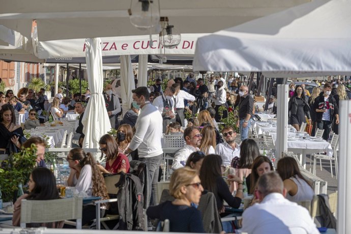 Preplnené reštaurácie a bary pri pobrežnej promenáde v Neapole v novembri 2020. Foto – TASR/AP