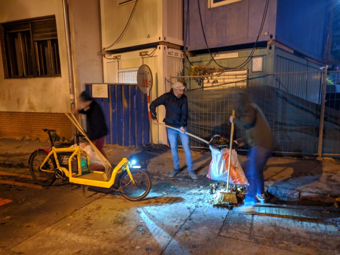 Členovia Cyklokoalície prevzali iniciatívu nad Banskobystrickou ulicou, kde vyčistili cyklopruh od lístia. Foto – archív Cyklokoalície