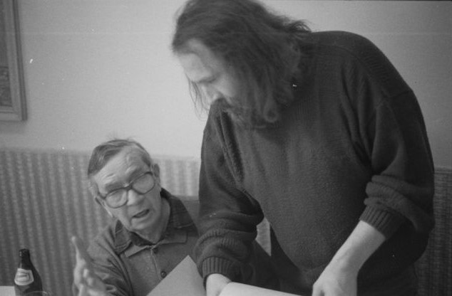Ivan Diviš (vľavo) a Ivan Wernisch pri práci nad rukopisom Teórie spoľahlivosti, ktorej vydanie z roku 1994 Wernisch edične pripravil. Foto – Karel Meister