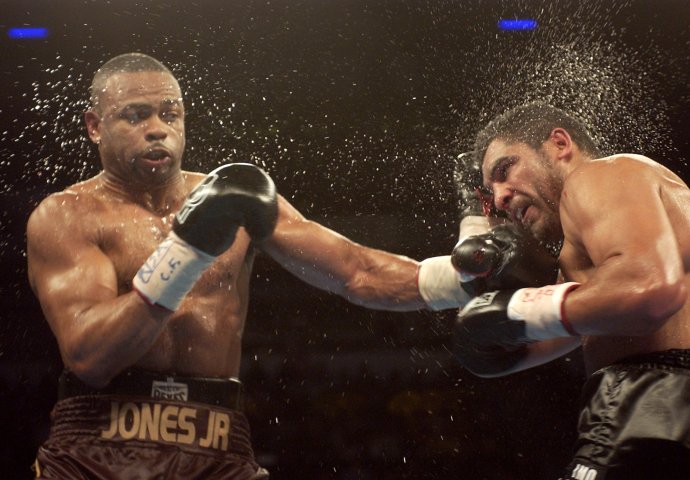 Roy Jones Jr. (vľavo) v súboji s Johnom Ruizom v roku 2003. Foto - TASR/AP
