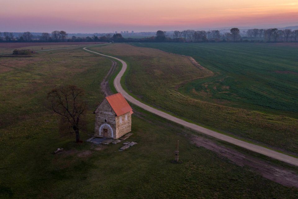 V Pamiatkovej zóne Kopčany leží jediný stojaci kostol z čias Veľkej Moravy - Kostol sv. Margity Antiochijskej. Foto - Peter Letko