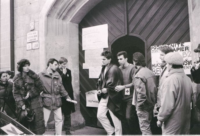 Študenti pred vchodom na VŠMU. Foto - Petr Pochylý