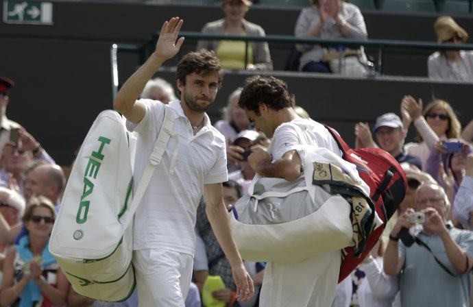 Gilles Simon (vľavo) po zápase s Rogerom Federerom vo Wimbledone 2015. tasr/ap